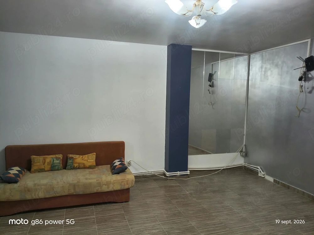 Garsonieră de vânzare | Rosu, Artistic Floors Parchet Stratificat